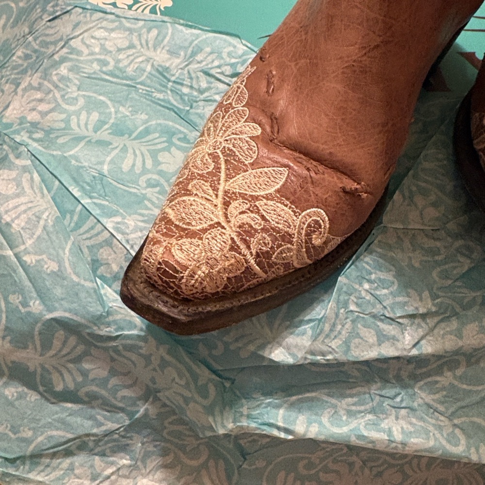 Elegant Lace-Embellished JENI BOOTS BY LANE Size 7 - Picture 3 of 10